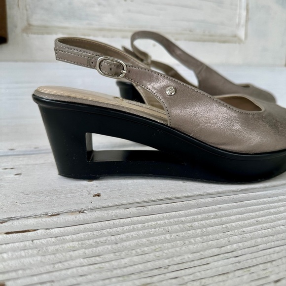 DANA BUCHMAN, WEDGE SANDALS. SILVER METALLIC, SLINGBACK WITH CUTOUT WEDGE.SIZE9M - Picture 3 of 9